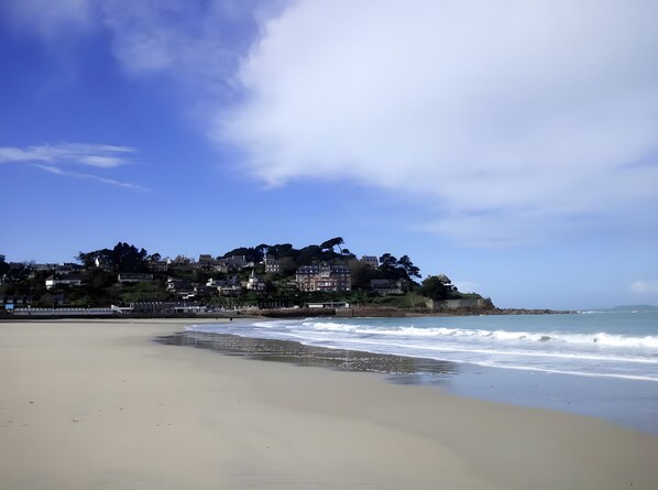 Una spiaggia nelle vicinanze