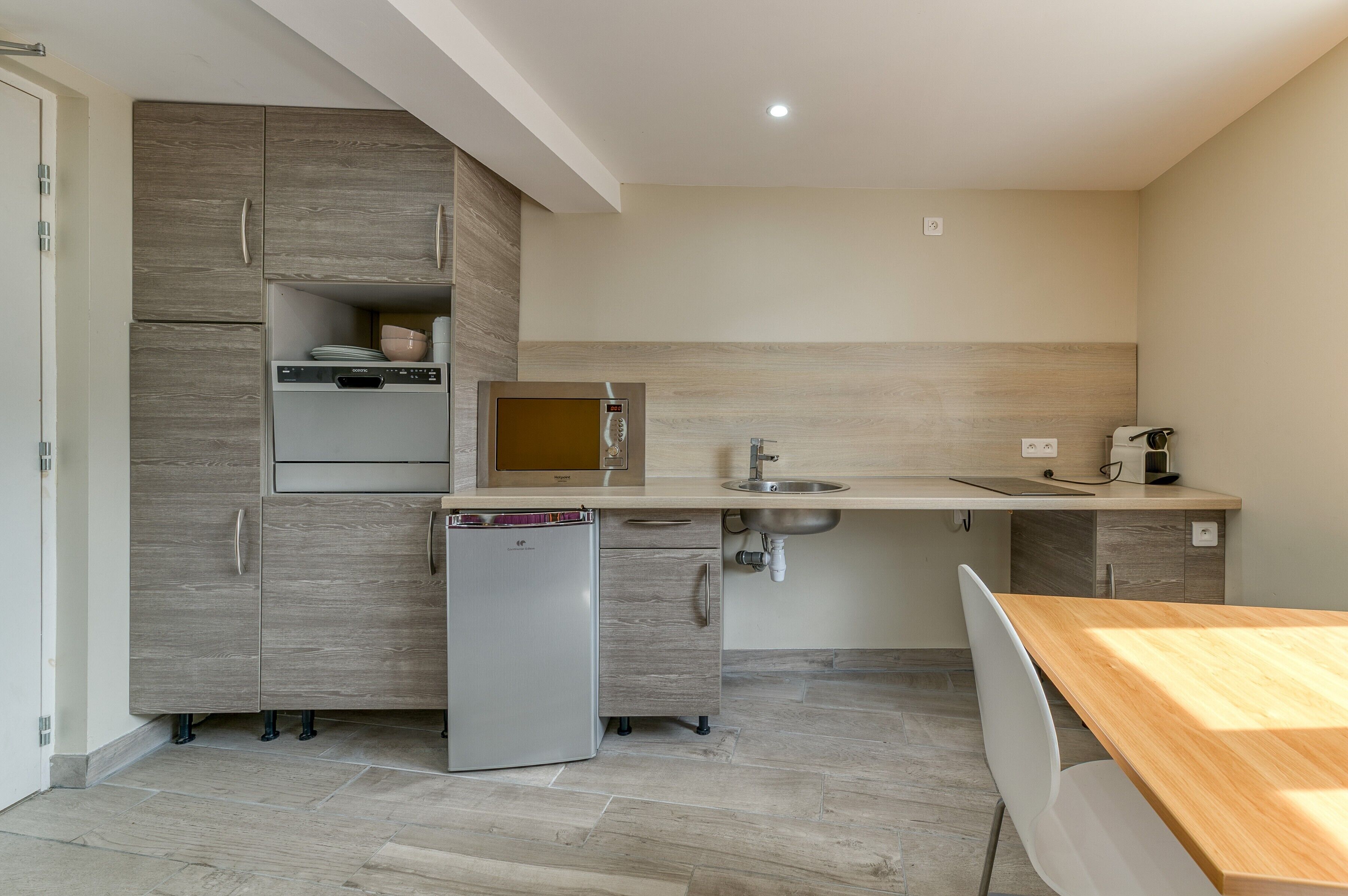 Refrigerador, microondas, horno, placa de cocina