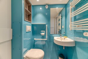 Een douche, een haardroger, handdoeken