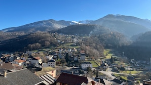 A mountainous landscape with a village nestled in the valley. - Apartment 'Pmr' - Logis les forges (Arvillard)