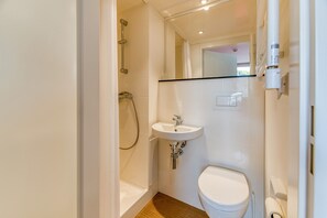 Regadera, secadora de cabello, toallas 