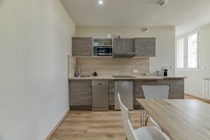 Kühlschrank, Mikrowelle, Ofen, Herdplatte