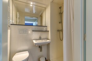 シャワー、ヘアドライヤー、タオル