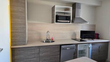 Refrigerador, microondas, horno, placa de cocina