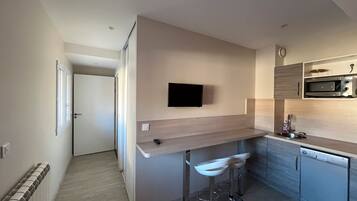 Jääkaappi, mikroaaltouuni, uuni, liesi