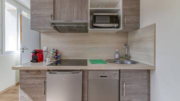 Refrigerador, microondas, horno, placa de cocina