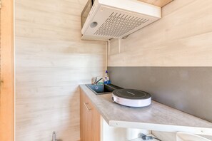 冷蔵庫、電子レンジ、コンロ、コーヒー / ティーメーカー