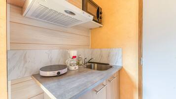 Køleskab, mikrobølgeovn, kogeplade, kaffe-/temaskine