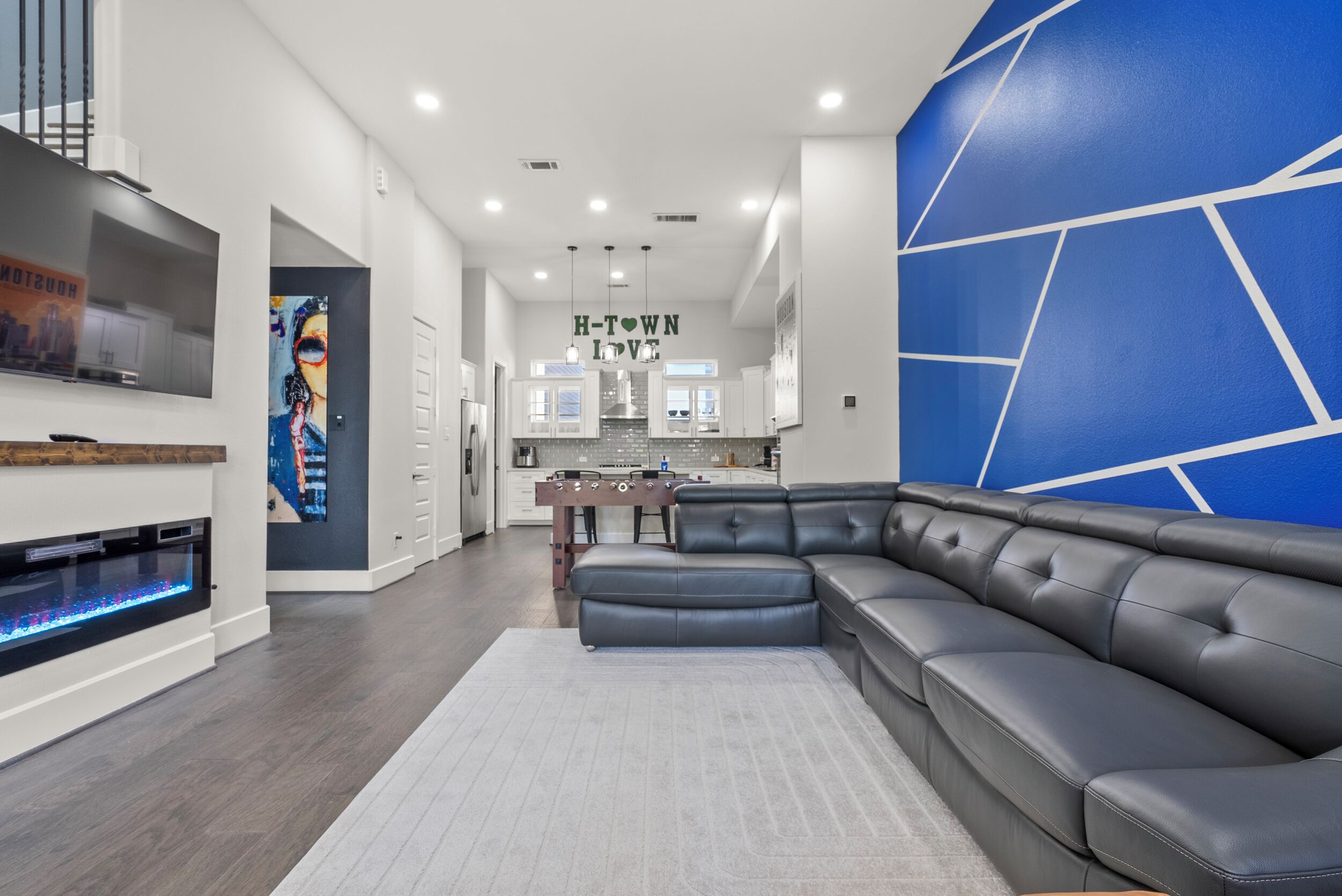 Smart TV, chimenea y futbolito 