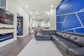 Smart-TV, Kamin, Tischfußball