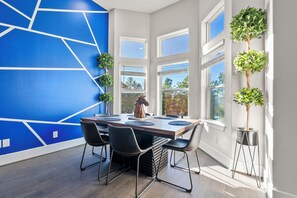 Dining - Rodeo Nights & FIFA Lights! Gated with GARAGE! Only 5 min to Downtown! (Houston)