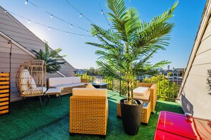 Terrace/patio - Rodeo Nights & FIFA Lights! Gated with GARAGE! Only 5 min to Downtown! (Houston)