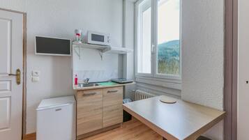 Réfrigérateur, micro-ondes, plaque de cuisson, cafetiÚre/bouilloire