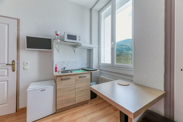 Kühlschrank, Mikrowelle, Herdplatte, Wasserkocher mit Kaffee-/Teezubehör