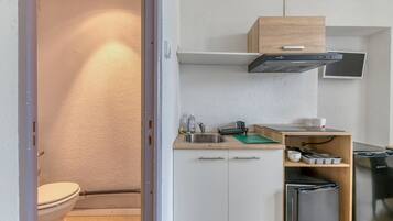 Frigorífic, microones, placa de cuina i cafetera i tetera