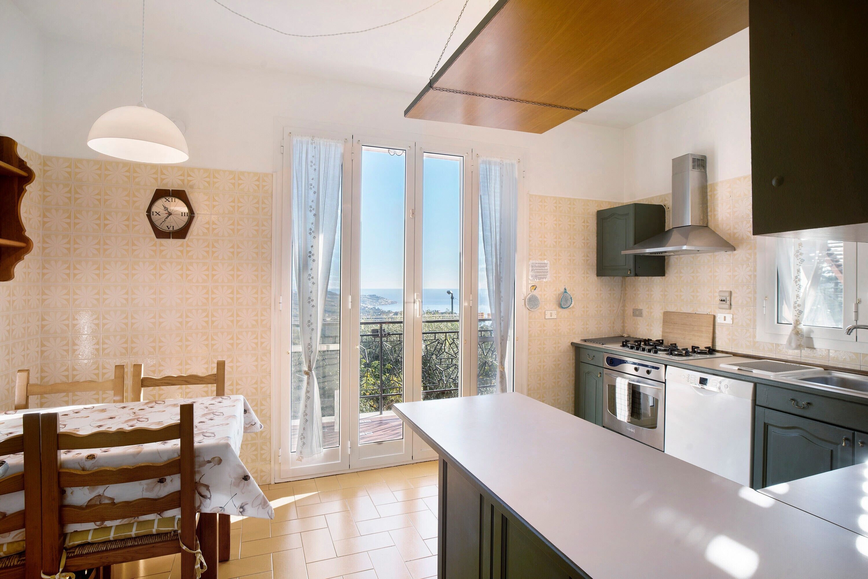 Réfrigérateur, four, plaque de cuisson, lave-vaisselle