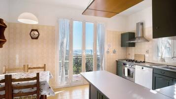 Frigorifero, forno, piano cottura, lavastoviglie