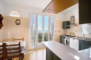 Réfrigérateur, un four, surface de cuisson, lave-vaisselle