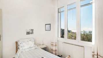 4 bedrooms, iron/ironing board, bed sheets