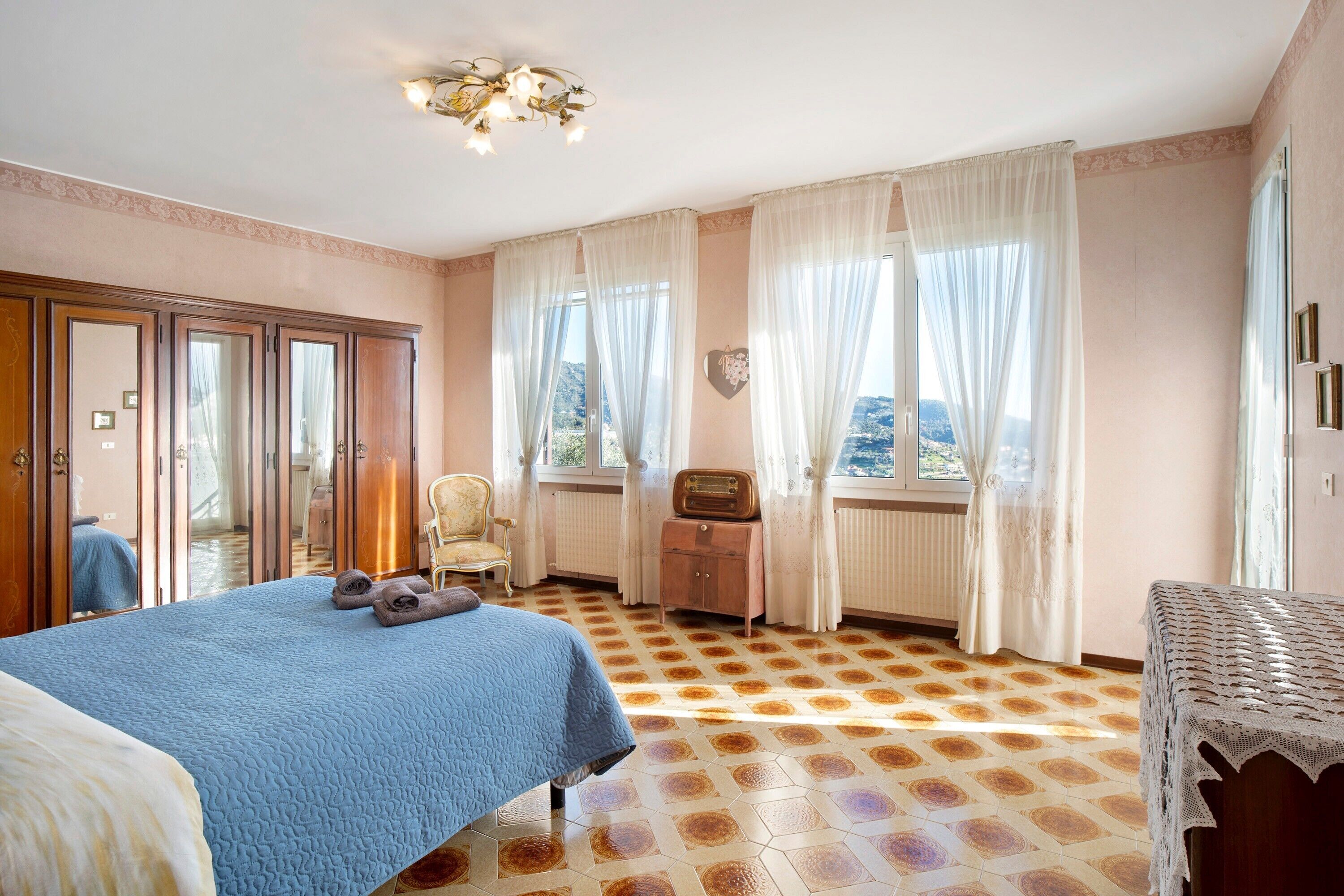 4 bedrooms, iron/ironing board, bed sheets