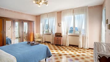 4 bedrooms, iron/ironing board, bed sheets