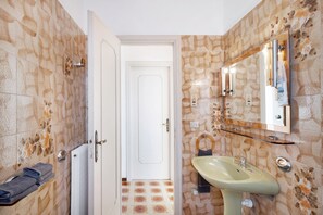 Chuveiro, secador de cabelo, toalhas de banho 