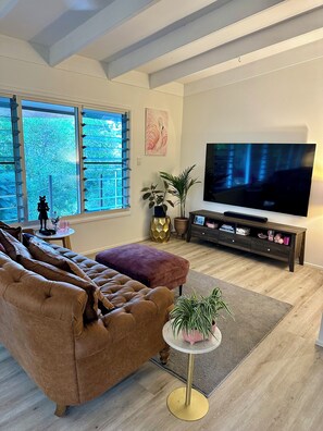 Living area - Noosa Heads House. Resort style pool, surrounded by tropical gardens. Location! (Noosa Heads)