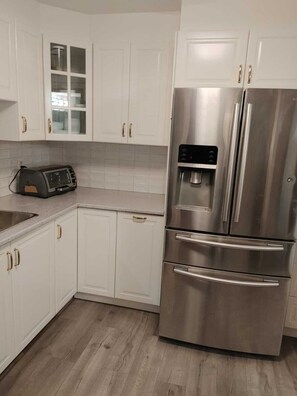Micro-ondes, four, plaque de cuisson, lave-vaisselle