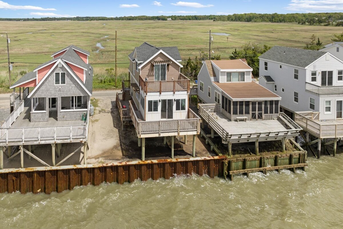 WATERFRONT 2 bedroom 1.5 bath Pet Friendly Cottage sleeps 6