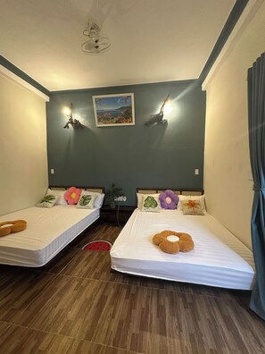 Kahden hengen perhehuone, näköala puutarhaan | Silitysrauta/-lauta, ilmainen Wi-Fi