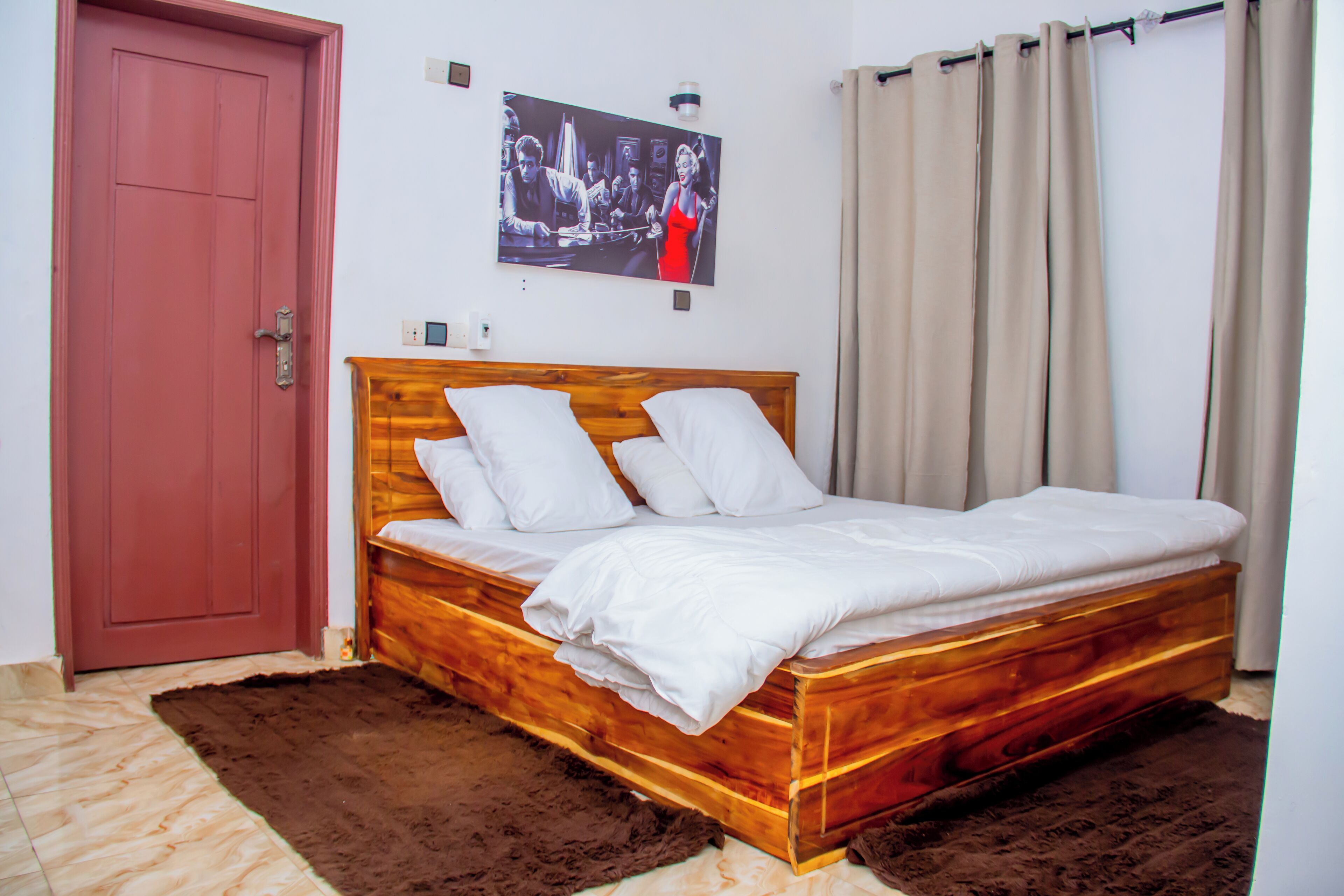 Escritorio, espacio para trabajar con laptop y cortinas blackout 