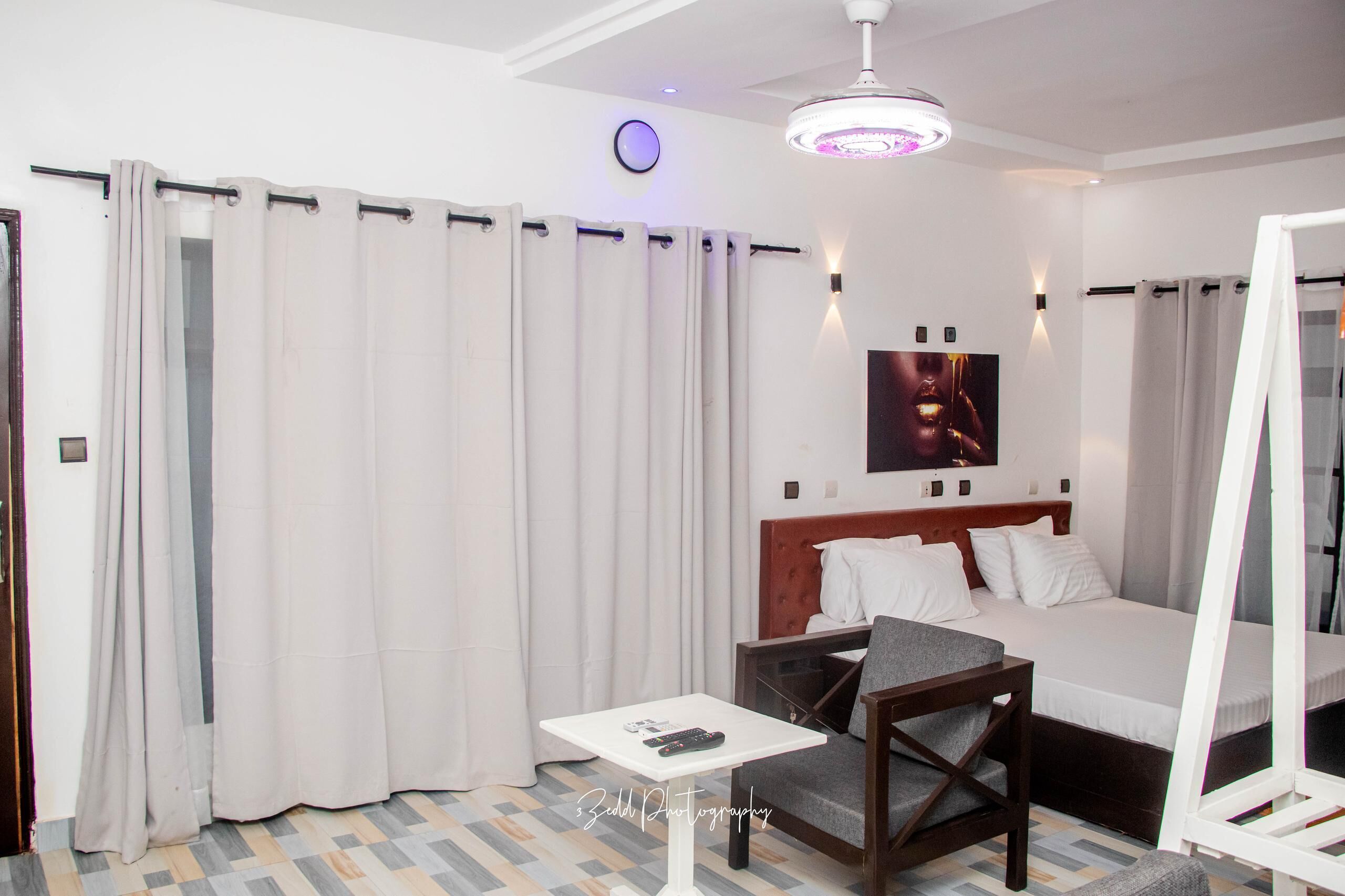 Escritorio, espacio para trabajar con laptop y cortinas blackout 