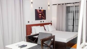 Chambre Simple Deluxe, vue plage | Bureau, espace de travail pour ordinateur portable, rideaux occultants