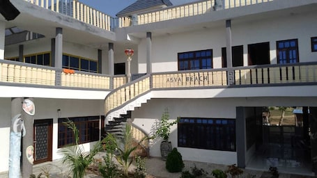 50-inch Smart TV with cable channels, Netflix, pay movies