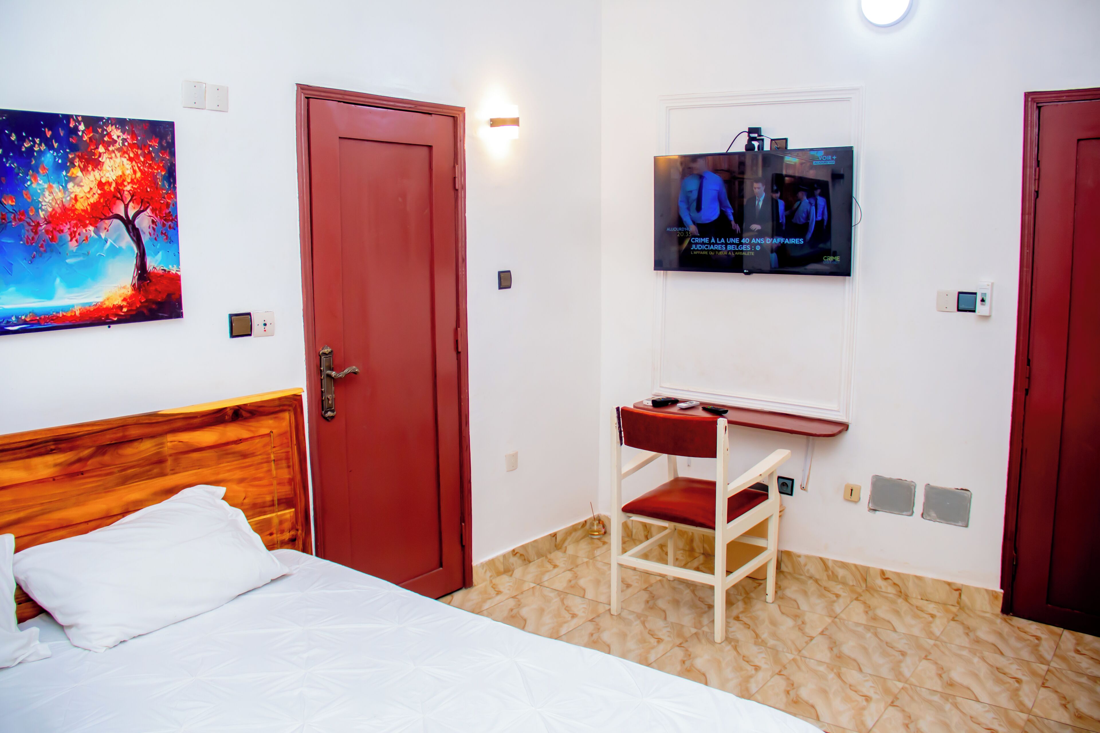 Escritorio, espacio para trabajar con laptop y cortinas blackout 