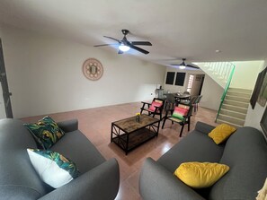 Smart TV, books - Casa Chulibul located in downtown Merida, a fusion of tradition and comfort. (Centro)