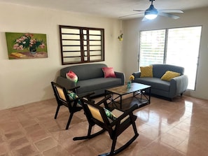 Smart TV, books - Casa Chulibul located in downtown Merida, a fusion of tradition and comfort. (Centro)