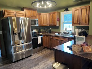 Fridge, microwave, oven, stovetop - Easy access to ORV trails, trailer parking, fenced-in yard for Fido! (Saint Helen)