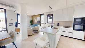 Kühlschrank, Mikrowelle, Ofen, Geschirrspüler