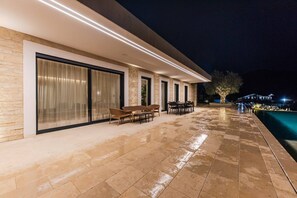 6 bedrooms