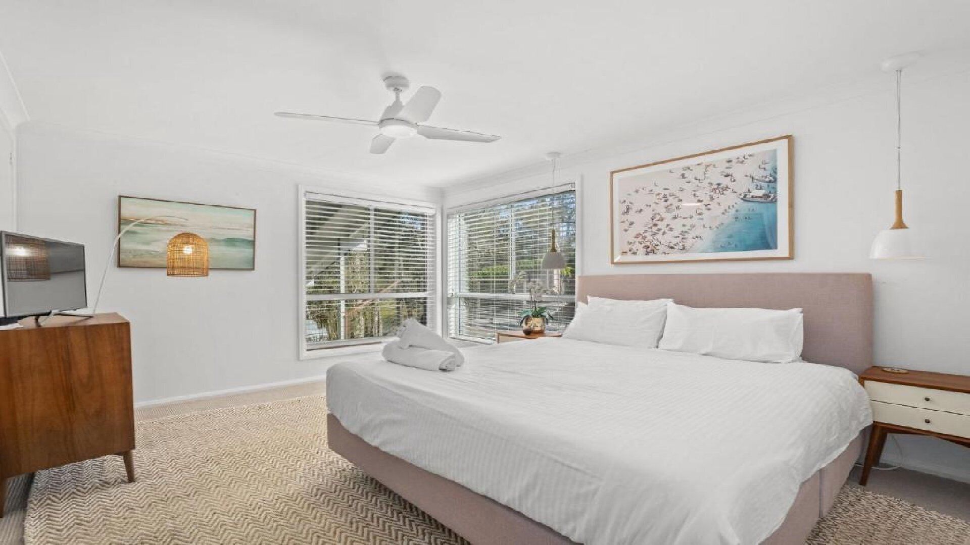 4 bedrooms, iron/ironing board, internet, bed sheets