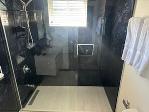 Bruser, håndklæder, Sæbe, Toiletpapir