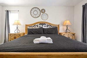 4 bedrooms, iron/ironing board, travel crib, free WiFi - Lake Berkley Home: Pool, Lakefront & near Disney (Kissimmee)