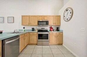 Private kitchen - Magical Disney Retreat | Lake Berkley Resort & Pool (Kissimmee)
