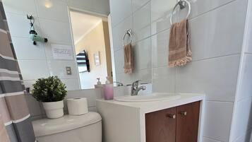 Secadora de cabello, toallas, jabón, papel de baño