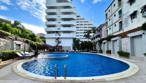 Departamento, 1 habitación, con acceso para personas discapacitadas, balcón | Alberca | Alberca al aire libre 