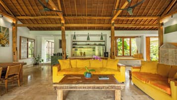 Luxe villa, 4 slaapkamers, privézwembad, uitzicht op tuin | Woonruimte | Een 55-cm smart-tv met digitale zenders, Netflix en streamingdiensten