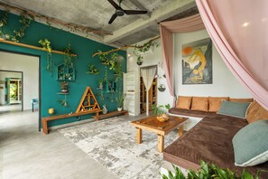 55-cm Smart TV with digital channels, Netflix, streaming services