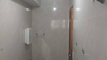Douche, serviettes fournies, savon, papier toilette