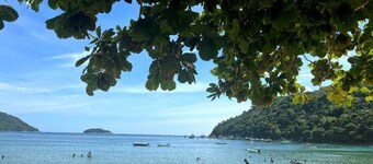 BEACH SUITE ROOM PROVETÁ ILHA GRANDE, JUST A FEW STEPS FROM THE SAND.